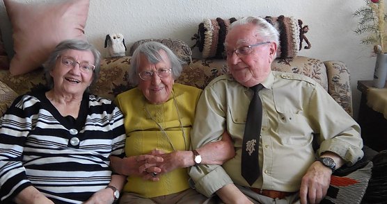 Hella und Lothar Horlbeck nahmen die Jubilarin Ilse Schmitter liebevoll in ihre Mitte, als sie ihre einstige Mitbewohnerin nach langer Zeit wieder  trafen. (Foto: Anton Adlerauge)