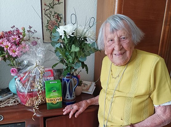 Der Gedanke an ein Altersheim stelle sich ihr derzeit noch nicht. Daf&uuml;r sei sie noch zu gut beisammen, meint Ilse Schmitter, die ihr 101.Wiegenfest zuversichtlich entgegen sieht. (Foto: Anton Adlerauge)