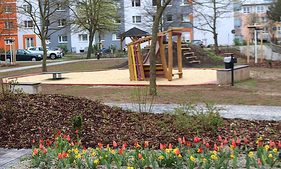 Kombination aus Freizeitger&auml;ten und gr&uuml;nem Ambiente im Innenhof (Foto: oas)