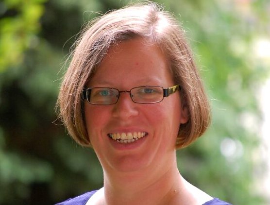 Kantorin Viola Kremzow "trainiert" den 1.FC S&uuml;dharz (Foto: R.Englert)