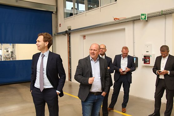 Ren&eacute; Himmelstein (zweiter von links) befasst sich seit 1999 mit Wasserstoff-Mobilit&auml;t und sieht die Zeit der Technik gekommen (Foto: agl)