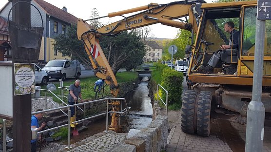 Reinigung und Erneuerung des Kiesbettes des Kneipp-Tretbeckens des Hardtbaches in der Burgstra&szlig;e (Foto: privat)