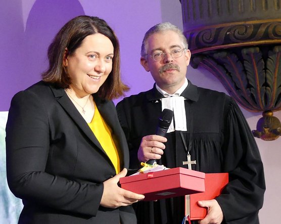 Superintendent Schwarze &uuml;berreicht das Abschiedsgeschenk (Foto: Evangelischer Kirchenkreis S&uuml;dharz)
