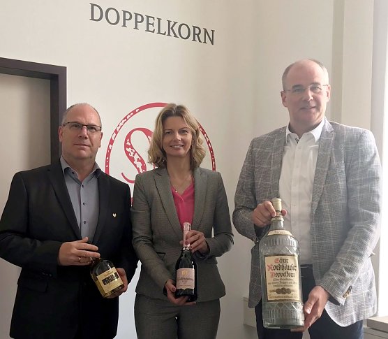 Landrat Matthias Jendricke und B&uuml;rgermeisterin Alexandra Rieger waren jetzt zum gemeinsamen Antrittsbesuch beim neuen Werkleiter von Nordbrand Nordhausen Uwe Maurer. (Foto: Pressestelle Landratsamt Nordhausen)