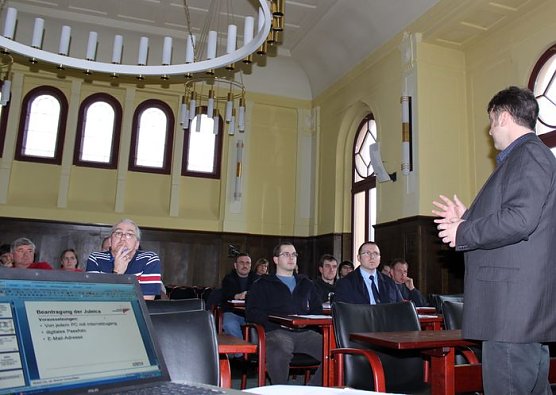 informiert (Foto: J. Piper) informiert (Foto: J. Piper)