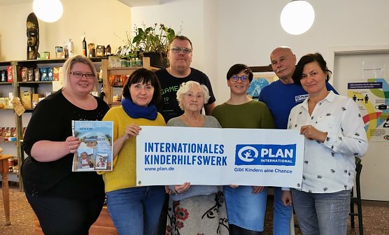 Die Plan International Aktionsgruppe Nordhausen (v.l.: Diana Wedler, B&auml;rbele Herr, Markus Wedler, Angelika Pohl, Katrin Tschernatsch-G&ouml;ttling, Horst M&ouml;ller, Sylvia Daehn) l&auml;dt ein zum Malwettbewerb f&uuml;r den guten Zweck sowie zum Kinderfest am 1. Juni in der Stadtbibliothek Nordhausen  (Foto: B&auml;rbele Herr)