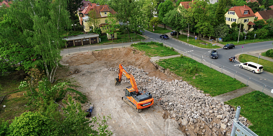 Blick auf die Baugrube, wo bis vor kurzem noch das Schwesternwohnheim stand. (Foto: SWG/Susanne Schedwill)