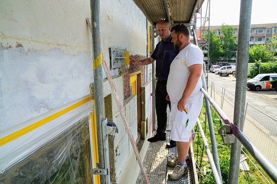 Karsten Gr&uuml;neberg bespricht mit Vorarbeiter Nick Schulte der Firma Pichler die weiteren Arbeiten an der R&uuml;ckseite des Wohnblockes in der Dr.-Robert-Koch-Stra&szlig;e (Foto: Susanne Schedwill/SWG)
