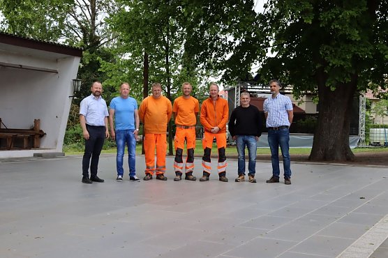 v.l.n.r.: Leimbachs Ortsteilb&uuml;rgermeister Thomas Mund, Matthias Eggerth (Bauhofleiter), die beteiligten Besch&auml;ftigten des Bauhofs und Oberb&uuml;rgermeister Kai Buchmann (Foto: Stadtverwaltung Nordhausen)