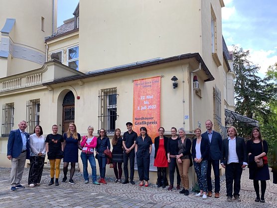 Preistr&auml;ger des 12. Nordh&auml;user Grafikpreises 2022 v.l.n.r.: ), Susanne Hinsching, Leiterin der st&auml;dtischen Museen Nordhausen, B&uuml;rgermeisterin Alexandra Rieger, Tobias Gellscheid, Oliver W&ouml;nnmann, F&ouml;rderverein Kunsthaus Meyenburg. (Foto: Stadtverwaltung Nordhausen)