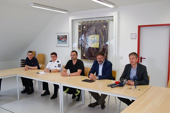 v.l.: Daniel Kunze, Kreisbrandinspektor des Landkreises, Thomas Gubert, Inspektionsdienst der Polizei, Marcel Steinecke, Wehrf&uuml;hrer und Einsatzleiter B&uuml;rgermeister Frank Rostek und Dr. Marcus Schirmer, Gesch&auml;ftsf&uuml;hrer Backstube Panem (Foto: agl)