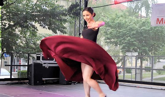 Das Weinfest am Sonntag mit viel Tanz auf der B&uuml;hne (Foto: P.Blei)