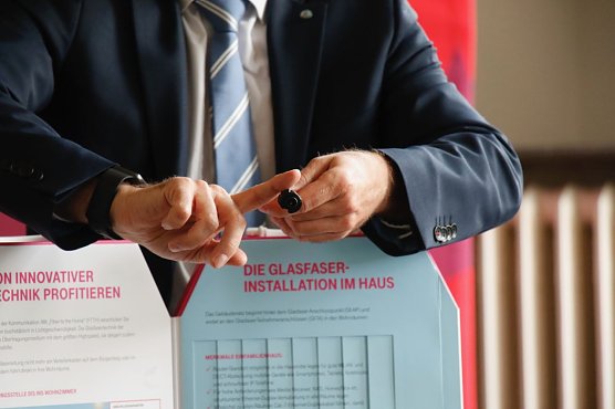 Sehr viel dicker wird es nicht - f&uuml;r den Glasfaseranschluss am Haus braucht es keine gro&szlig;en L&ouml;cher (Foto: agl)