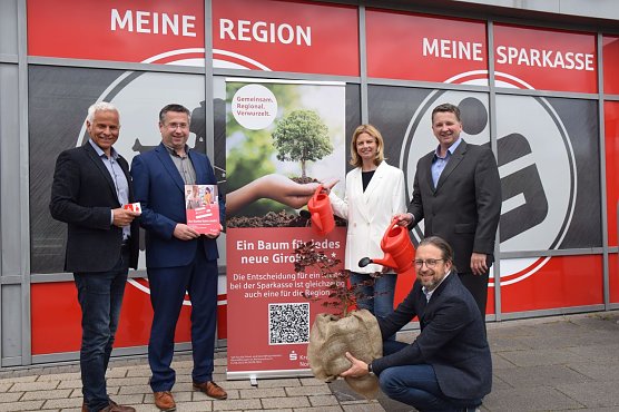 Symbolischer Start der Initiative Gemeinsam. Regional. Verwurzelt. mit Steffen Meyer, Sachgebietsleiter Umwelt und Gr&uuml;nordnung, Jan Oberb&uuml;chler, Vorstandsmitglied der Kreissparkasse Nordhausen, Alexandra Rieger, B&uuml;r-germeisterin der Stadt Nordhausen, Thomas Seeber, Vorstandsvorsitzender der Kreissparkasse Nordhausen sowie Sven Gerwien vom Sachgebiet Umwelt und Gr&uuml;nordnung der Stadt Nordhausen. (Foto: KSK Nordhausen)