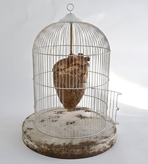 Mit ihren Exponaten aus Keramik und Stahl will die K&uuml;nstlerin die Gef&uuml;hle der Menschen, die von Krieg und Gewalt betroffen sind, zum Ausdruck bringen.  (Foto: Agnieszka Lisiak)