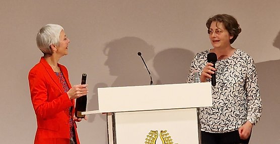 Zum Abschied gab es eine Flasche Flutwein von einer Vertreterin des Bibliotheks-F&ouml;rdervereins (Foto: nnz)