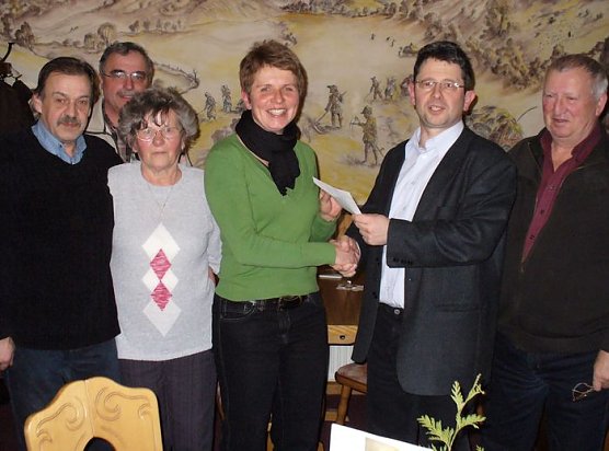 Übergeben (Foto: H. Urban) Übergeben (Foto: H. Urban)