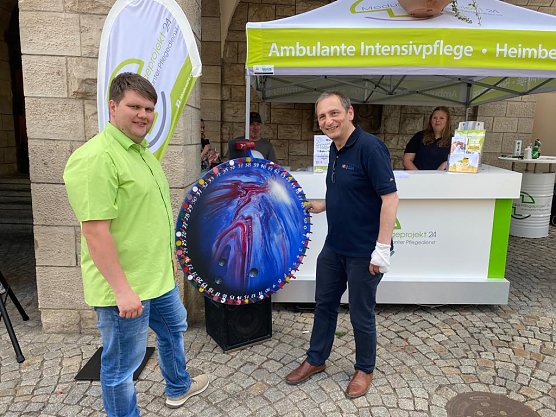 Gesch&auml;ftsf&uuml;hrer Herr Bufe von der "Frohen Zukunft" Nordhausen und links der Gesch&auml;ftsf&uuml;hrer und Pflegedienstleiter Herr Riccardo Ro&szlig;mell  (Foto: Birgit Ro&szlig;mell)