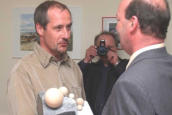 Landrat Claus &uuml;bergibt an Thomas Sourell den ersten Preis (Foto: nnz)