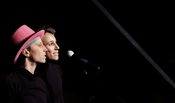 Xilian und Flo verbinden Luftartistik und Theater um komplexe Themen mit K&ouml;rper und Geist auf die B&uuml;hne zu bringen (Foto: agl)