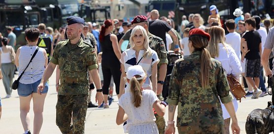 Gro&szlig;er Ansturm am Tag der "Offenen T&uuml;r" in der Kyffh&auml;user Kaserne (Foto: Eva Maria Wiegand)