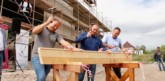 Richtfest am "Biotech-Campus": Silvio Wagner, Chef der Waresa Bau, Torsten Buchwald Mitbegr&uuml;nder der AHN Biotechnologie und TiRo-Chef Niels Neu (Foto: agl)