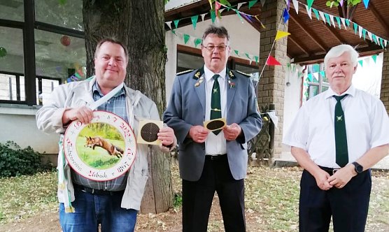 Der neue Dorfk&ouml;nig wurde gekr&ouml;nt (Foto: von links nach rechts: Harald Koch, J&uuml;rgen Vopel, Lothar Jawansky)