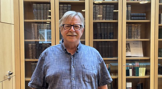 Winnfried Schmitt liest: "C&auml;sarn sinn Jeschenke" (Foto: Stadtverwaltung Nordhausen)