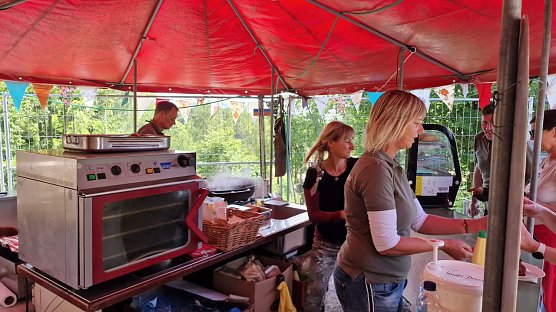 Familie Meyer war f&uuml;r das "Deftige" heute verantwortlich (Foto: nnz)