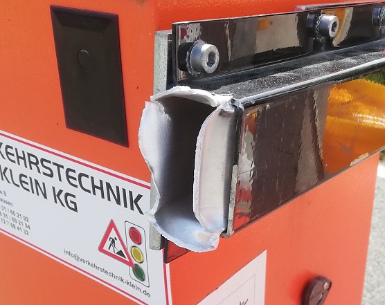 Beschädigte Schranke (Foto: Polizei) Beschädigte Schranke (Foto: Polizei)