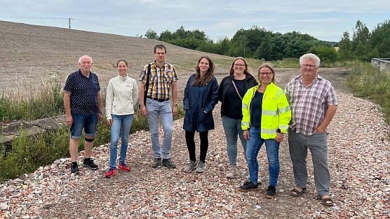 Die Verbundpartner vor der CarboMass-Testfl&auml;che an der Kalihalde Sollstedt (Foto: IMM Sollstedt GmbH)