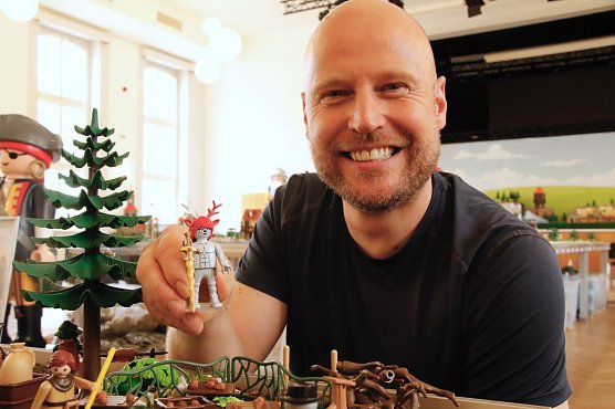 Diorama-Künstler Oliver Schaffer mit seinem selbstgebastelten "Schneckenhengst" (Foto: agl) Diorama-Künstler Oliver Schaffer mit seinem selbstgebastelten "Schneckenhengst" (Foto: agl)