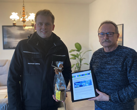 Der 1. Kunde des neuen WBG-Energie Internet- Angebotes, Reiner Hellmuth aus der Dr.-Robert-Koch-Stra&szlig;e (Foto: WBG S&uuml;dharz)