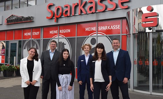  v.l.n.r.  Lea Ro&szlig;mann, Vorstandsvorsitzender Thomas Seeber, Hanna-Sophie Schneider, Paul Gruber, Anna Lena Knopp, Vorstandsmitglied Jan Oberb&uuml;chler (nicht im Bild: Naomi Betancourt) (Foto: V.Angelstein)