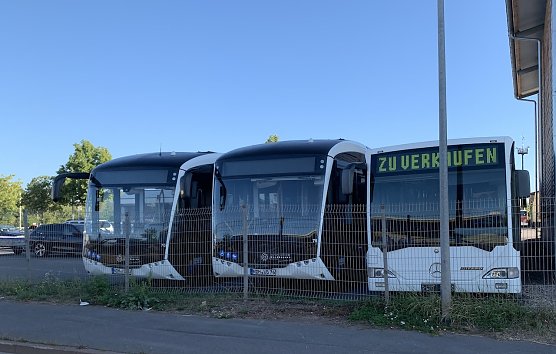 Busse auf dem Betriebsgel&auml;nde auf dem Abstellgleis? (Foto: privat)