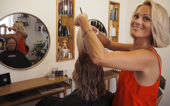 Zu den treuesten Kundinnen des neuen Salons von Katherina Edle von Scheibenhof (li.) geh&ouml;rt Mutter Dagmar Gross Scheibenhof. (Foto:  HWK Erfurt)