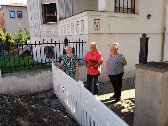 Tafel-Chefin Helga Rathnau mit Bernd Sch&uuml;tze und Kirsten Paarmann von der AfD (Foto: AfD Nordhausen)