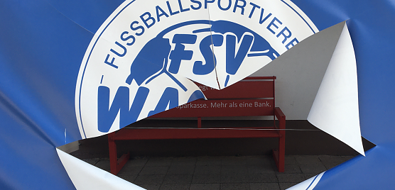 Aufgeschlitzte Banner vor dem AKS (Foto: FSV Wacker 90) Aufgeschlitzte Banner vor dem AKS (Foto: FSV Wacker 90)