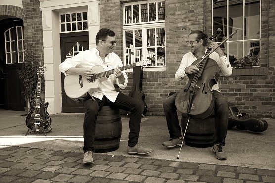 Kohl und Weickler sind im Duo "noKlassik" (Foto: Echte Nordhäuser Traditionsbrennerei) Kohl und Weickler sind im Duo "noKlassik" (Foto: Echte Nordhäuser Traditionsbrennerei)