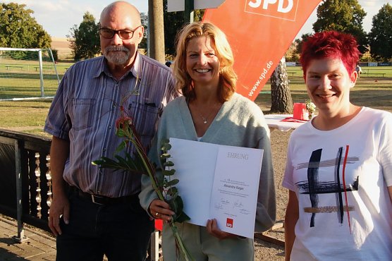 Die einleitenden Worte &uuml;bernahmen Hans-Georg M&uuml;ller (links) und Anika Gruner (rechts), Nordhausens B&uuml;rgermeisterin Alexandra Rieger wurde f&uuml;r 15 Jahre Engagement in den Reihen der SPD geehrt (Foto: agl)