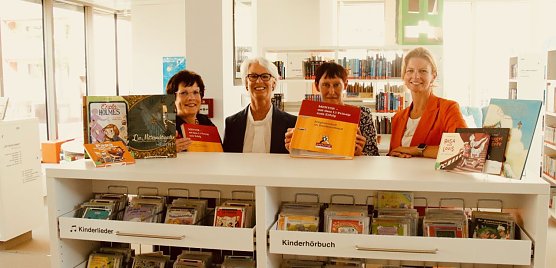 v.l.: Bibliotheksleiterin Hildegard Seidel, Mentor-Bundesvorsitzende Huguette Morin-Hauser, Gaby Steinmetz und B&uuml;rgermeisterin Alexandra Rieger (Foto: agl)
