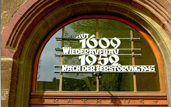 Die Eingangstür am Alten Rathaus weist auf den Wiederaufbau hin (Foto: Heidelore Kneffel) Die Eingangstür am Alten Rathaus weist auf den Wiederaufbau hin (Foto: Heidelore Kneffel)
