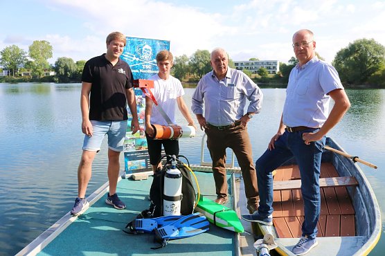 Daniel Voigt, Vorsitzender des TSC Neptun, Vereinsmitglied und Wettkampfteilnehmer Pascal Hahnemann, Kreissportkoordinator Werner H&uuml;tcher und dem Schirmherrn der Veranstaltung Landrat Matthias Jendricke. (Foto: Pressestelle Landratsamt)