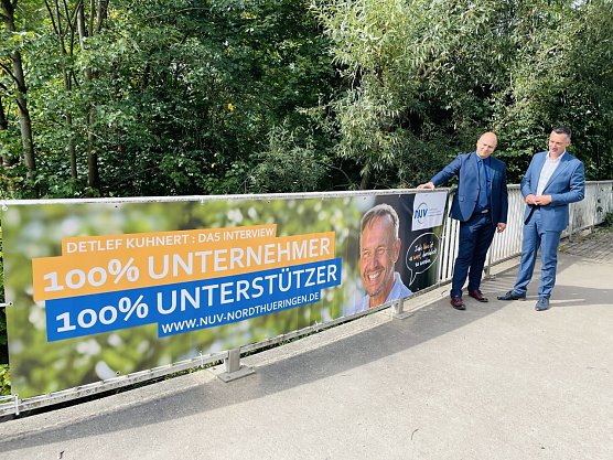 Henry Pasenow (links) und Niels Neu beim Banner in der Nordh&auml;user Stra&szlig;e in Ellrich  (Foto: NUV/Rheinl&auml;nder)