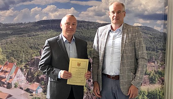 Dirk Schimm (links) nimmt aus den H&auml;nden von Landrat Jendricke seine Ernennungsurkunde in Empfang (Foto: oas)
