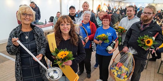Annett Marx (mit Sch&auml;rpe) ist die neue Ilelder Suppek&ouml;nigin (Foto: S.Schedwill)