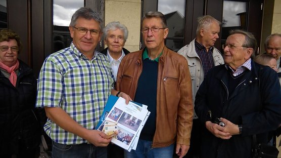 F&uuml;r den F&ouml;rderverein des Gymnasium sammelten die Ehemaligen einen Betrag von 100 Euro, den Volker Vogt gern in Empfang nahm. (Foto: Kurt Frank)