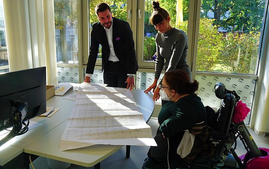 Prokurist Pascal Wetzler und Sarah Krug, stellvertretende Leiterin der Wohnungswirtschaft, erl&auml;uterten Stefanie Brock unter anderem aktuelle Bauma&szlig;nahmen. (Foto: SWG/Susanne Schedwill)