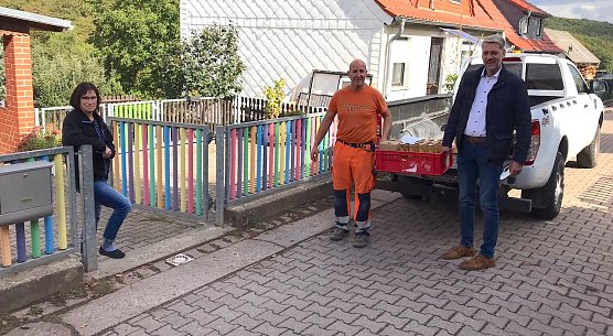 Silke August, Kitaleiterin in Herrmannsacker, freut sich &uuml;ber die Mostlieferung. Stephan Klante und Mario Schmidt tragen die Kiste in die Kita.  (Foto: Tino Scharfe)