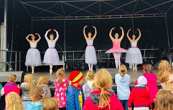 Weltkindertag mit dem Tanzstudio Radeva (Foto: H.Wernig)